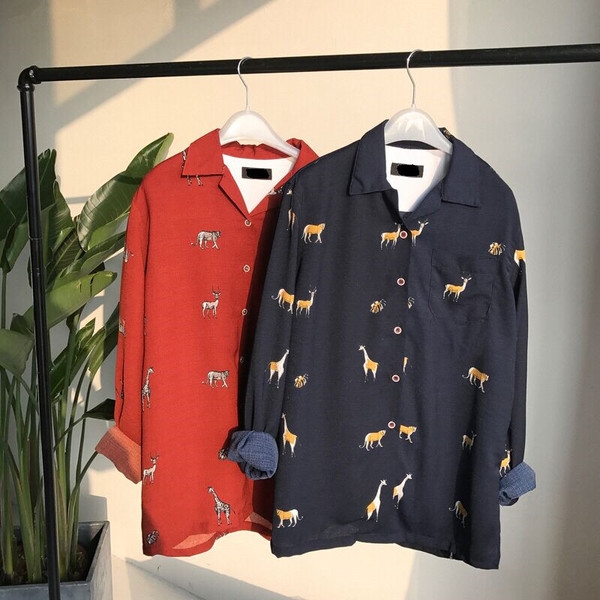 Κομψό ανδρικό πουκάμισο σε κόκκινο και σκούρο μπλε χρώμα