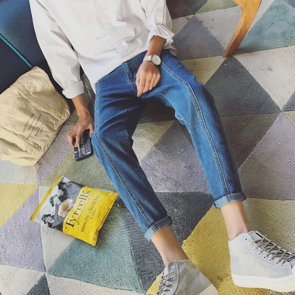 Οι άνδρες μοντέρνα τζιν σε φωτεινά χρώματα, μεγάλη μοντέλο