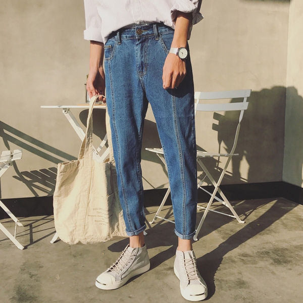 Οι άνδρες μοντέρνα τζιν σε φωτεινά χρώματα, μεγάλη μοντέλο