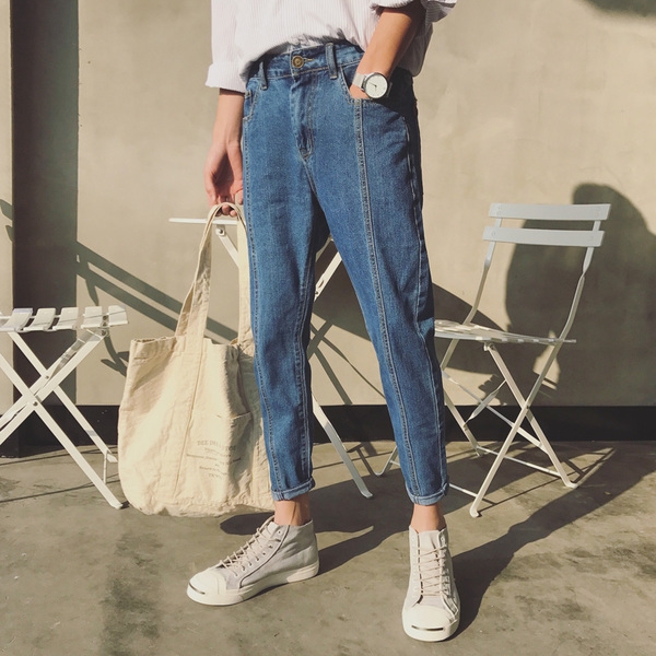 Οι άνδρες μοντέρνα τζιν σε φωτεινά χρώματα, μεγάλη μοντέλο