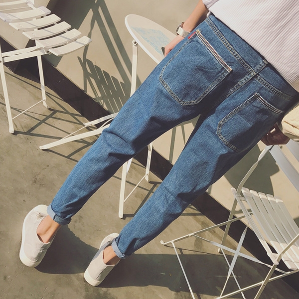 Οι άνδρες μοντέρνα τζιν σε φωτεινά χρώματα, μεγάλη μοντέλο