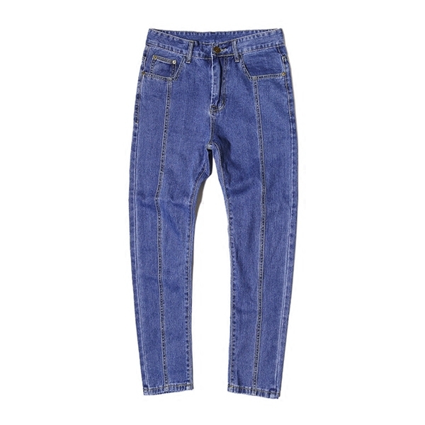 Οι άνδρες μοντέρνα τζιν σε φωτεινά χρώματα, μεγάλη μοντέλο