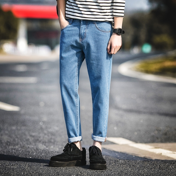 Άντρας φωτεινό τζιν ελαφρώς φαρδύτερο και πιέτα
