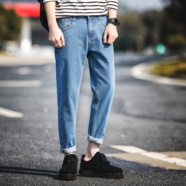 Άντρας φωτεινό τζιν ελαφρώς φαρδύτερο και πιέτα