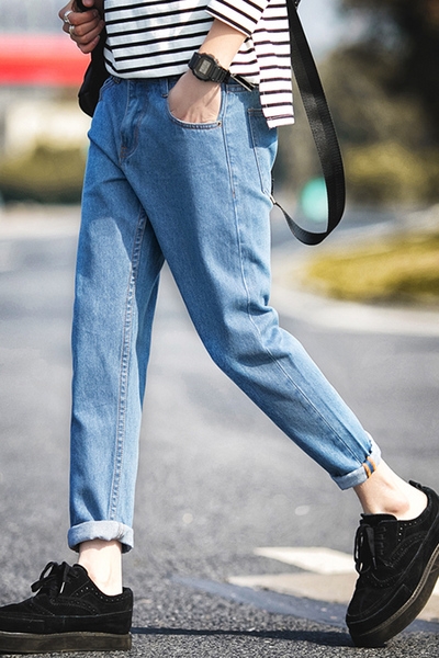 Άντρας φωτεινό τζιν ελαφρώς φαρδύτερο και πιέτα