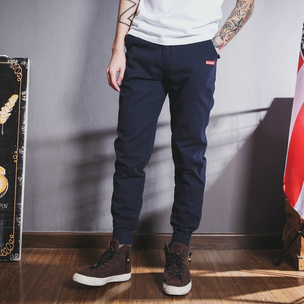 Παντελόνια πληκτρολογήστε Slim σε τέσσερα χρώματα.