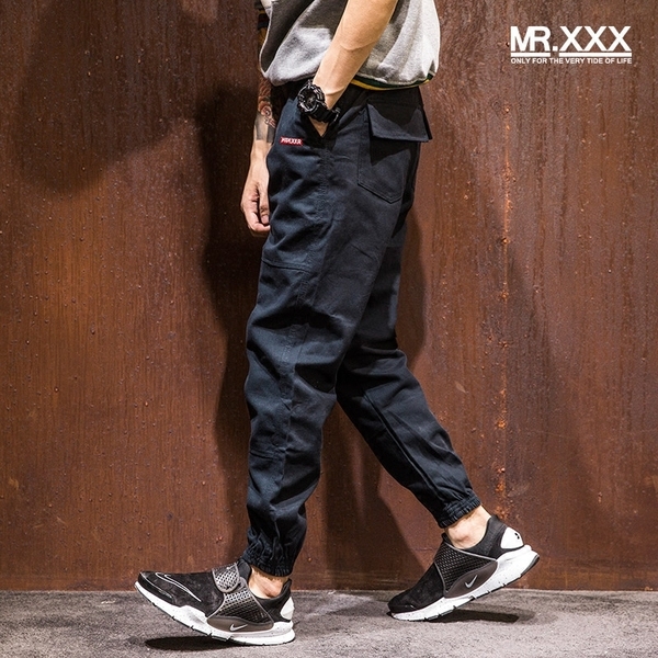 Το φθινόπωρο-χειμώνα ανδρικά παντελόνια με πολλές τσέπες σε τέσσερα χρώματα.