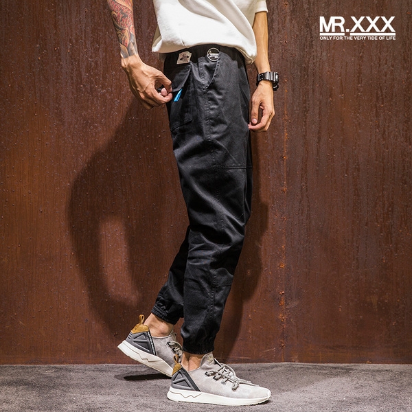 Το φθινόπωρο-χειμώνα ανδρικά παντελόνια με πολλές τσέπες σε τέσσερα χρώματα.