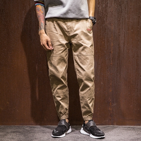 Το φθινόπωρο-χειμώνα ανδρικά παντελόνια με πολλές τσέπες σε τέσσερα χρώματα.
