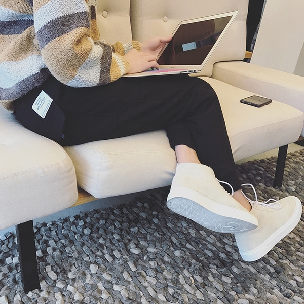 περιστασιακά τζιν των ανδρών με τσέπες και προσαρμοσμένες κατά μήκος των ποδιών σε γκρι και μαύρο