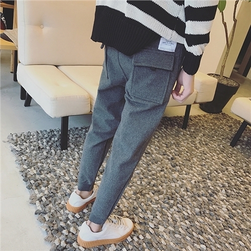 περιστασιακά τζιν των ανδρών με τσέπες και προσαρμοσμένες κατά μήκος των ποδιών σε γκρι και μαύρο