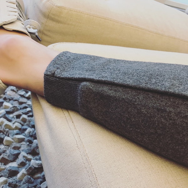 περιστασιακά τζιν των ανδρών με τσέπες και προσαρμοσμένες κατά μήκος των ποδιών σε γκρι και μαύρο