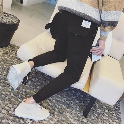 περιστασιακά τζιν των ανδρών με τσέπες και προσαρμοσμένες κατά μήκος των ποδιών σε γκρι και μαύρο