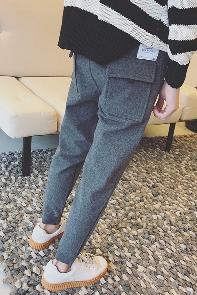 περιστασιακά τζιν των ανδρών με τσέπες και προσαρμοσμένες κατά μήκος των ποδιών σε γκρι και μαύρο