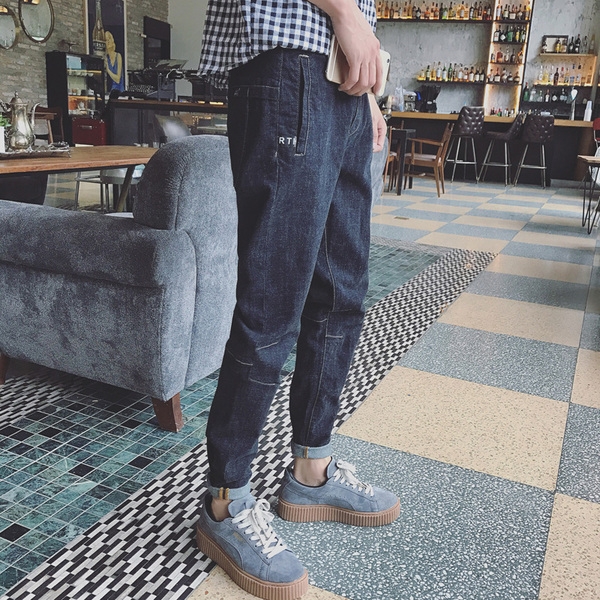 Κομψή απλό τζιν για τους άνδρες ευρύτερο σχέδιο σε σκούρο χρώμα