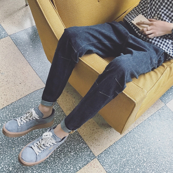 Κομψή απλό τζιν για τους άνδρες ευρύτερο σχέδιο σε σκούρο χρώμα