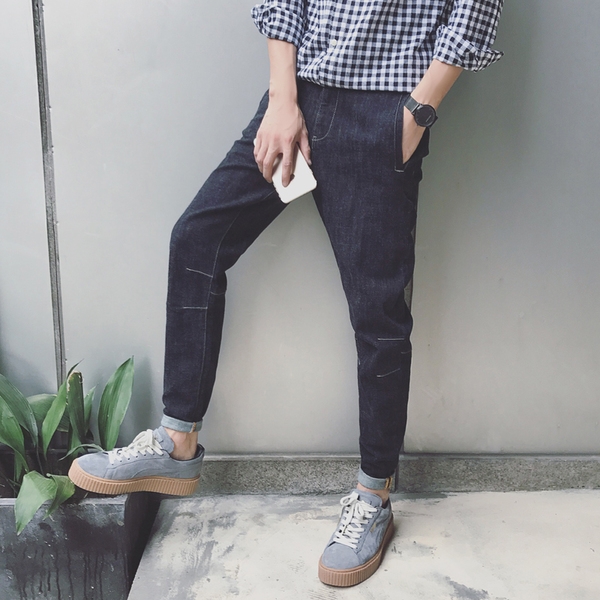 Κομψή απλό τζιν για τους άνδρες ευρύτερο σχέδιο σε σκούρο χρώμα