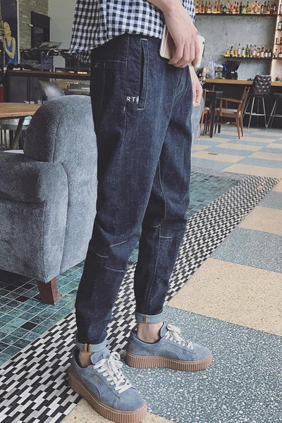 Κομψή απλό τζιν για τους άνδρες ευρύτερο σχέδιο σε σκούρο χρώμα