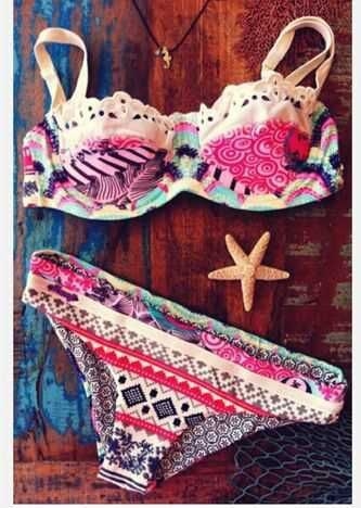 Οι γυναίκες πολύχρωμα μπικίνι δύο τεμαχίων