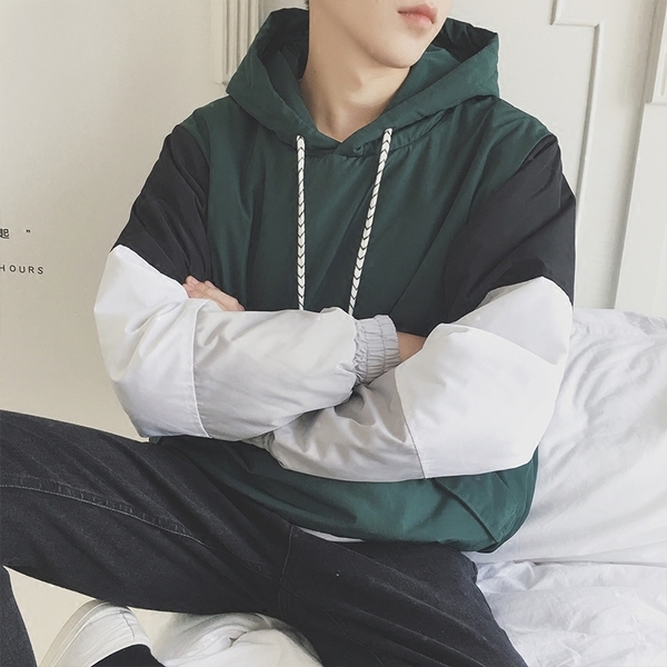 Αθλητικό φούτερ ανδρικό με κουκούλα σε πράσινο και μαύρο χρώμα.