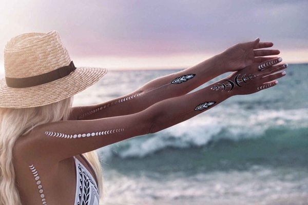 Maillot δύο μέρη με μια ποικιλία από ενδιαφέροντα κίνητρα