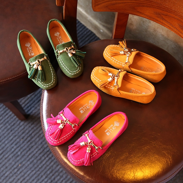 Παιδικά καθημερινά παπούτσια για κορίτσια τύπου μοκασίνες σε διάφορα χρώματα πράσινου, καφέ και ροζ  για την άνοιξη και το φθινό