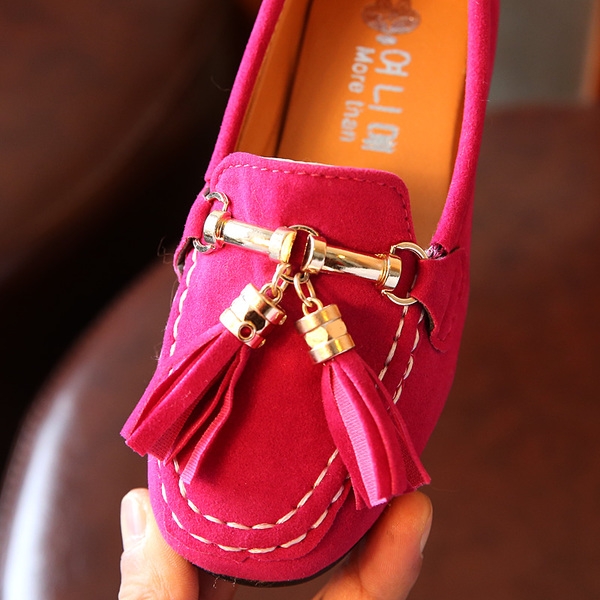 Παιδικά καθημερινά παπούτσια για κορίτσια τύπου μοκασίνες σε διάφορα χρώματα πράσινου, καφέ και ροζ  για την άνοιξη και το φθινό