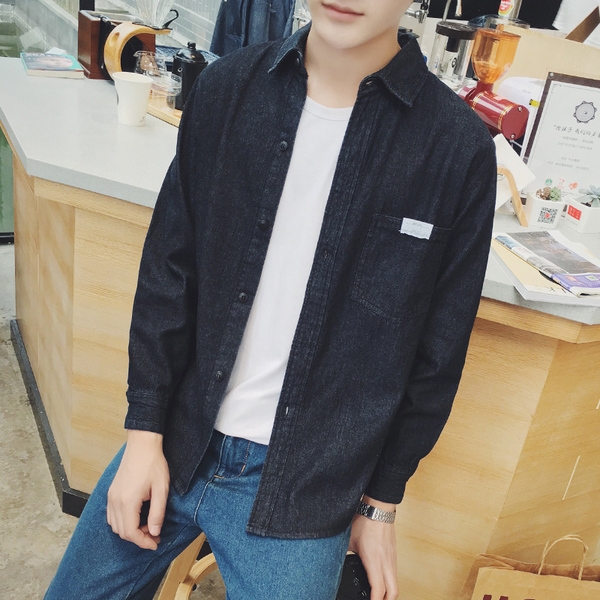 Ανδρικό πουκάμισο σε μαύρο και μπλε denim.