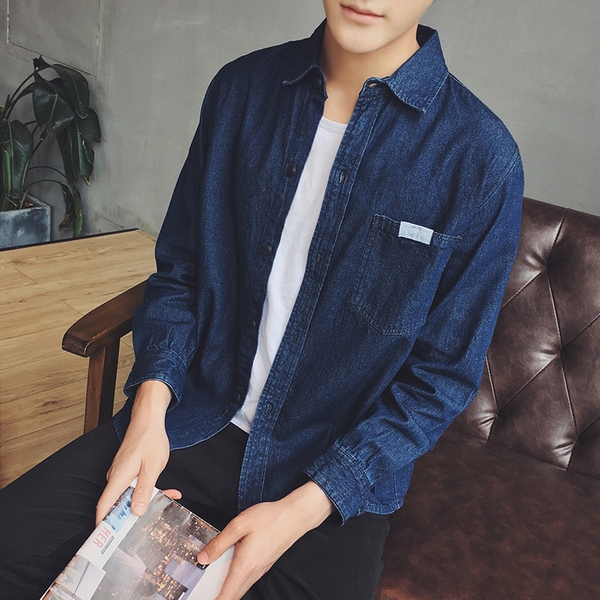 Ανδρικό πουκάμισο σε μαύρο και μπλε denim.