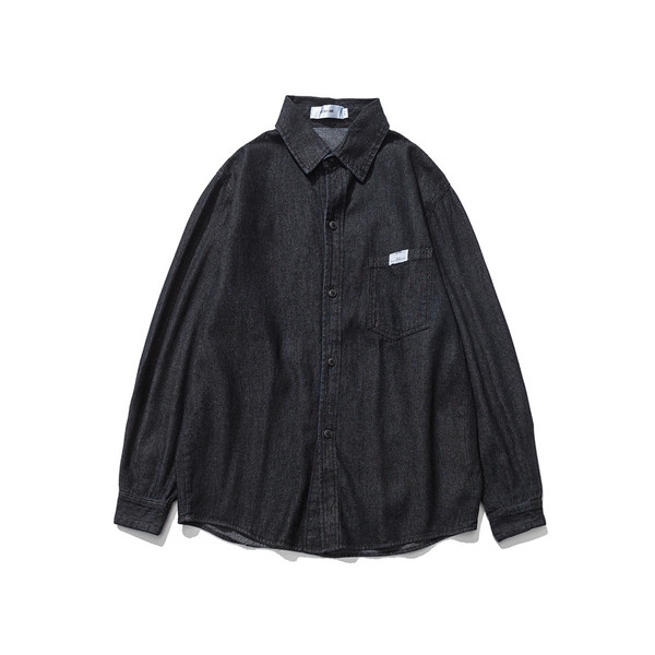 Ανδρικό πουκάμισο σε μαύρο και μπλε denim.