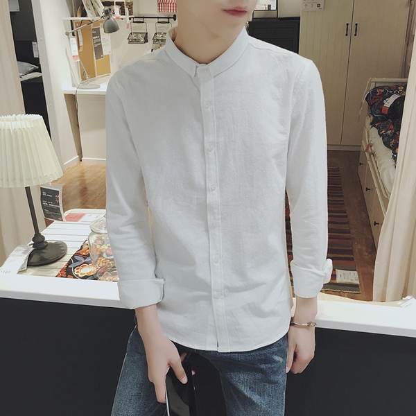 Κομψό ανδρικό πουκάμισο σε λευκό με κουμπιά.