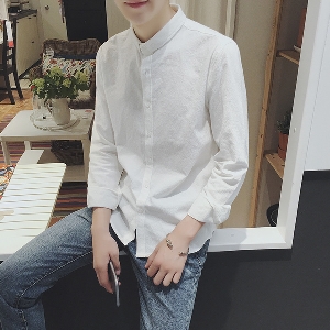 Елегантна мъжка риза в бял цвят с копчета.
