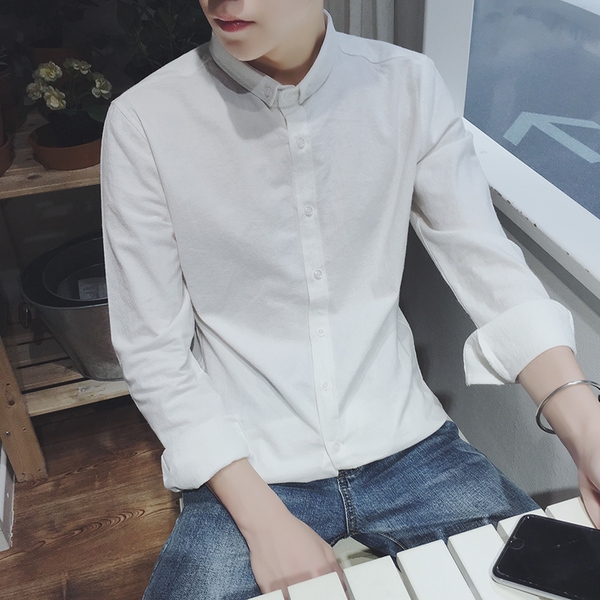 Κομψό ανδρικό πουκάμισο σε λευκό με κουμπιά.