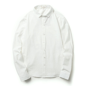 Κομψό ανδρικό πουκάμισο σε λευκό με κουμπιά.