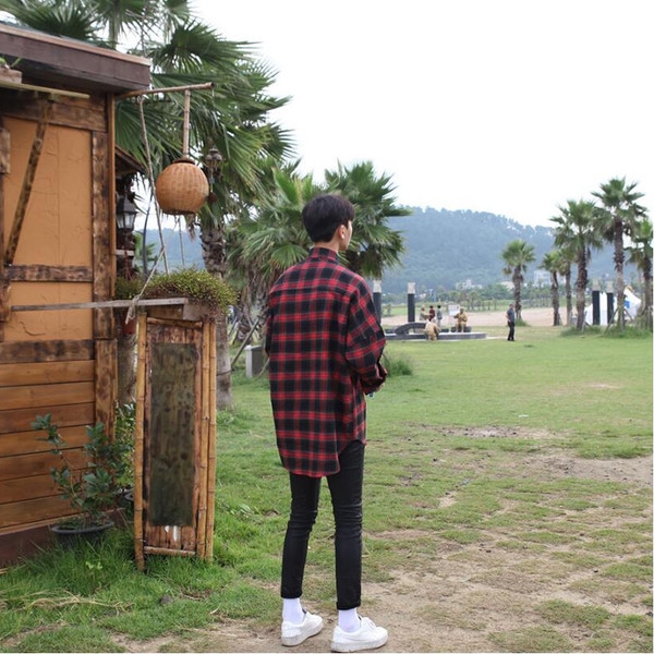 Αθλητικό ανδρικό πουκάμισο σε ευρύ σχέδιο και μακρύ, σε κουτί σε μπλε, κόκκινο και μαύρο χρώμα