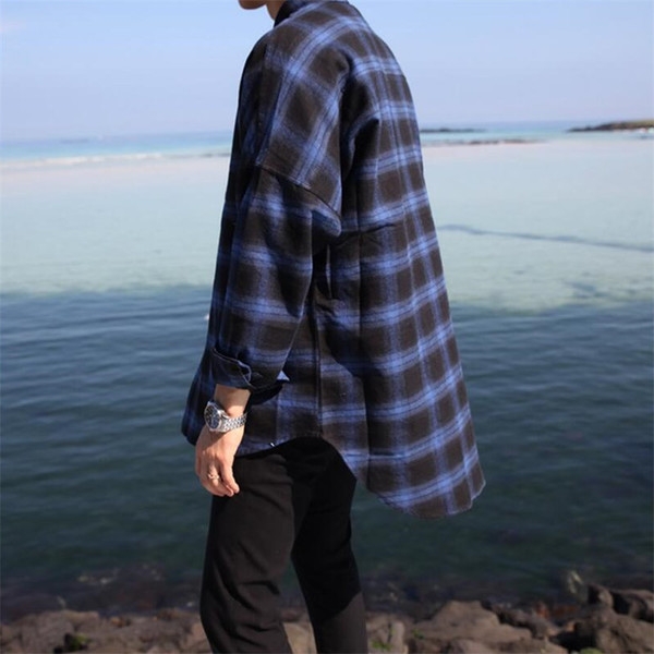 Αθλητικό ανδρικό πουκάμισο σε ευρύ σχέδιο και μακρύ, σε κουτί σε μπλε, κόκκινο και μαύρο χρώμα