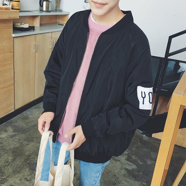 Ανδρικό  μπουφάν σε ευρύ σχέδιο με επιγραφές σε μαύρο, μπλε, γκρι και πράσινο χρώμα