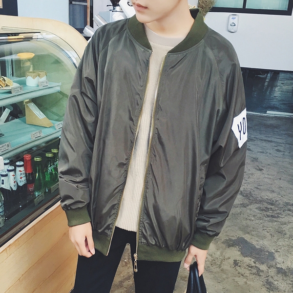 Ανδρικό  μπουφάν σε ευρύ σχέδιο με επιγραφές σε μαύρο, μπλε, γκρι και πράσινο χρώμα