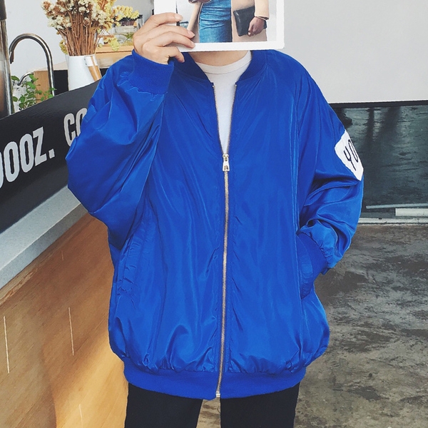 Ανδρικό  μπουφάν σε ευρύ σχέδιο με επιγραφές σε μαύρο, μπλε, γκρι και πράσινο χρώμα