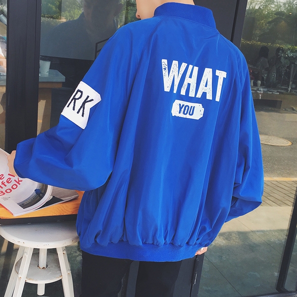 Ανδρικό  μπουφάν σε ευρύ σχέδιο με επιγραφές σε μαύρο, μπλε, γκρι και πράσινο χρώμα