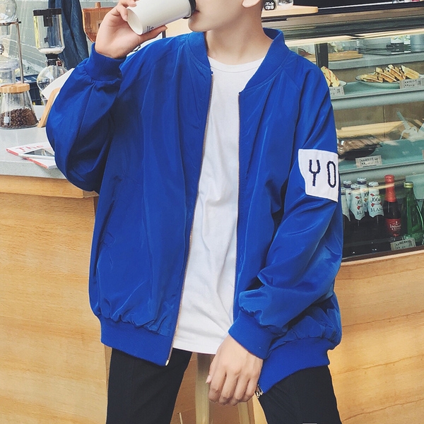 Ανδρικό  μπουφάν σε ευρύ σχέδιο με επιγραφές σε μαύρο, μπλε, γκρι και πράσινο χρώμα