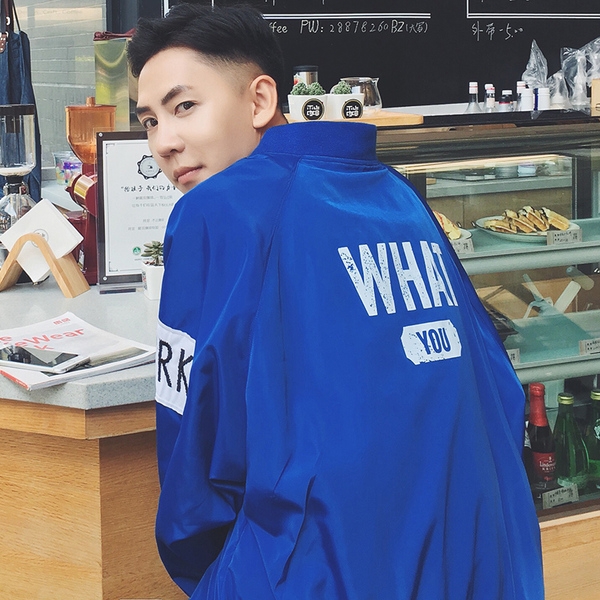 Ανδρικό  μπουφάν σε ευρύ σχέδιο με επιγραφές σε μαύρο, μπλε, γκρι και πράσινο χρώμα