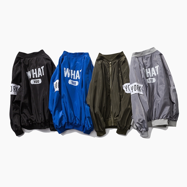 Ανδρικό  μπουφάν σε ευρύ σχέδιο με επιγραφές σε μαύρο, μπλε, γκρι και πράσινο χρώμα