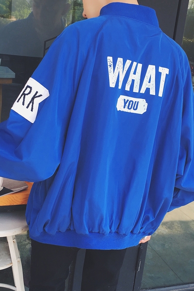 Ανδρικό  μπουφάν σε ευρύ σχέδιο με επιγραφές σε μαύρο, μπλε, γκρι και πράσινο χρώμα