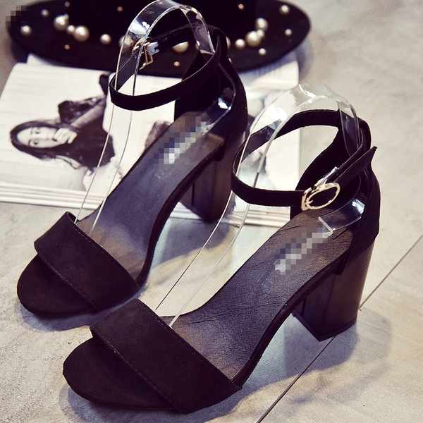 Дамски ежедневни сандали на лек ток в черен и сив цвят с каишка