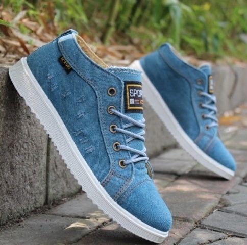 Αντρικά κομψό πάνινα παπούτσια τζιν σε τρία nyuanska μπλε φως και το σκοτάδι άνοιξη μοτίβο, το καλοκαίρι και το φθινόπωρο