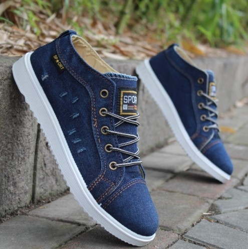 Αντρικά κομψό πάνινα παπούτσια τζιν σε τρία nyuanska μπλε φως και το σκοτάδι άνοιξη μοτίβο, το καλοκαίρι και το φθινόπωρο