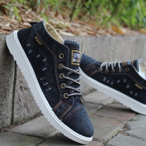 Αντρικά κομψό πάνινα παπούτσια τζιν σε τρία nyuanska μπλε φως και το σκοτάδι άνοιξη μοτίβο, το καλοκαίρι και το φθινόπωρο