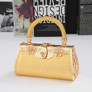 Дамска компактна официална чанта с дръжка в златисто жълт цвят и червен модел