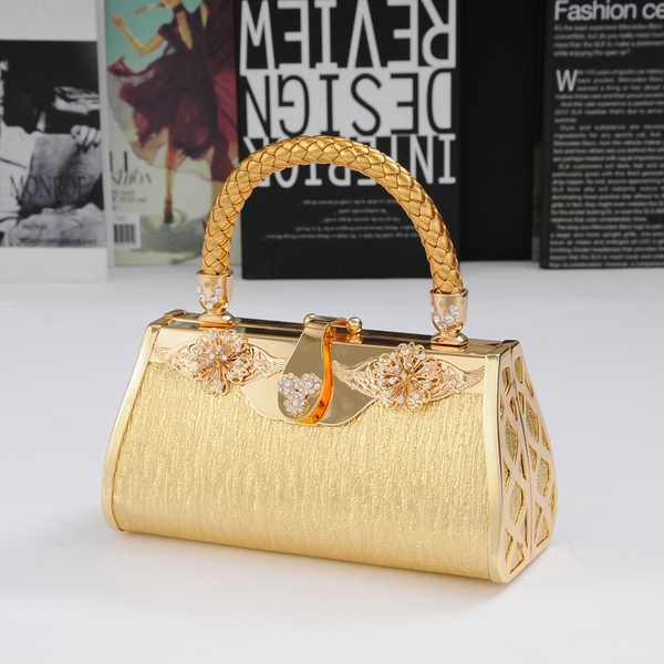 Дамска компактна официална чанта с дръжка в златисто жълт цвят и червен модел